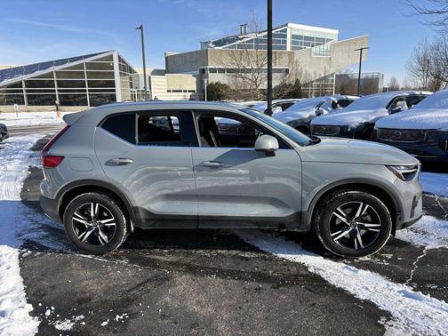 2025 Volvo XC40 B5 Core Bright Theme