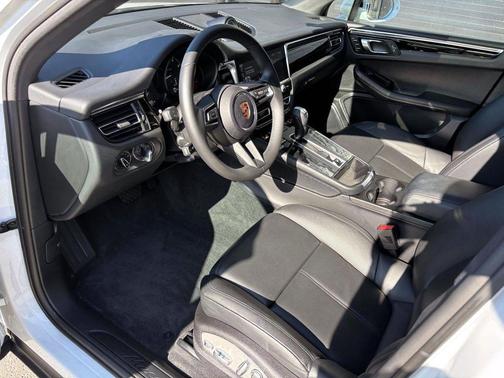 2025 Porsche Macan T