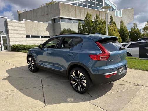 2023 Volvo XC40 B5 Plus Dark Theme