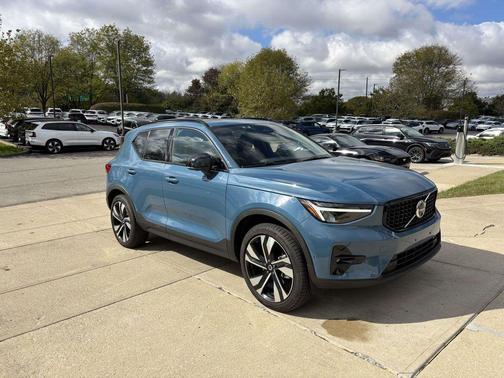 2023 Volvo XC40 B5 Plus Dark Theme