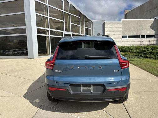 2023 Volvo XC40 B5 Plus Dark Theme