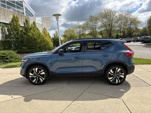 2023 Volvo XC40 B5 Plus Dark Theme