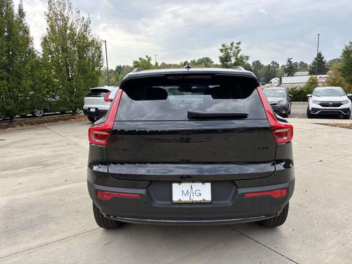 2026 Volvo XC40 B5 Ultra Black Edition