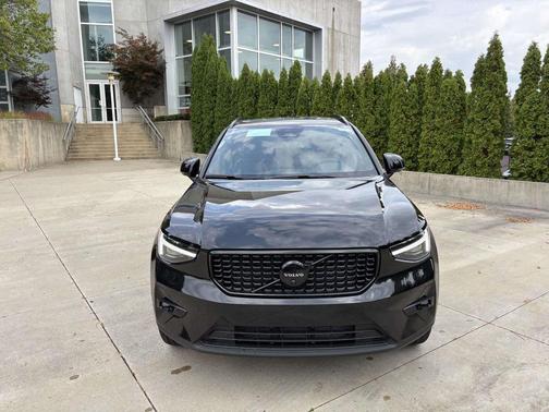 2026 Volvo XC40 B5 Ultra Black Edition