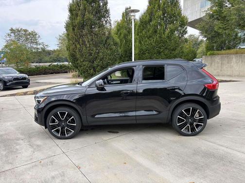2026 Volvo XC40 B5 Ultra Black Edition