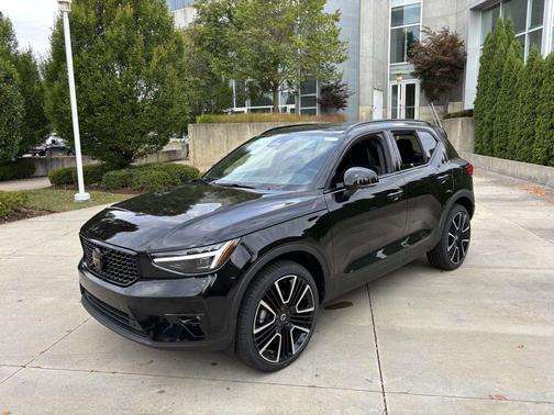 2026 Volvo XC40 B5 Ultra Black Edition