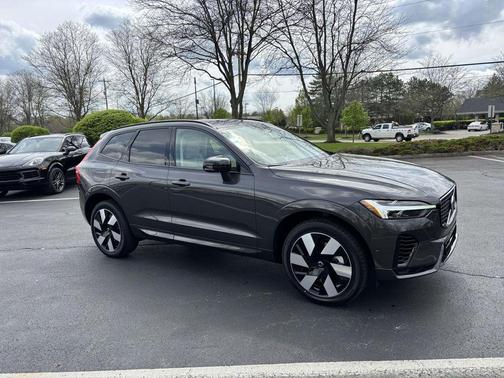 2025 Volvo XC60 Plug-In Hybrid T8 Plus