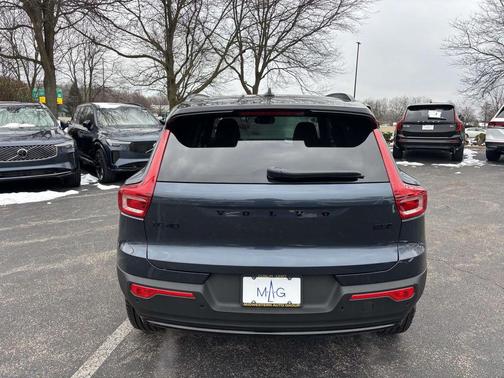 2026 Volvo XC40 B5 Ultra Black Edition