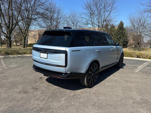 2025 Land Rover Range Rover P615 SV