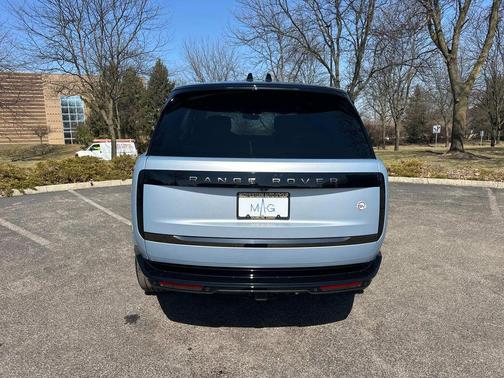 2025 Land Rover Range Rover P615 SV