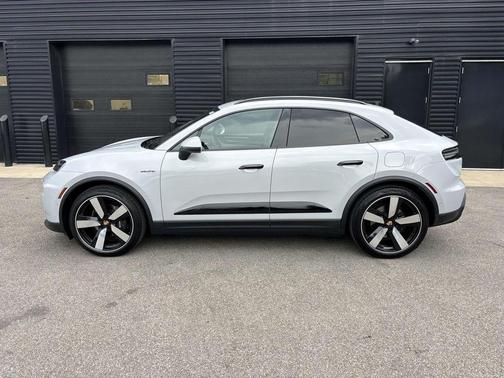 2025 Porsche Macan 4