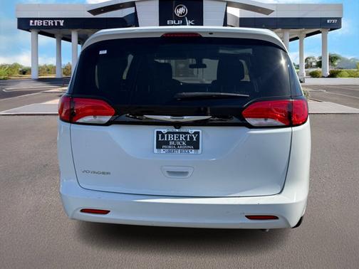 2022 Chrysler Voyager LX