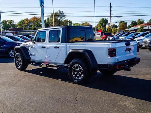 Bright White Clearcoat 2025 Jeep Gladiator Rubicon