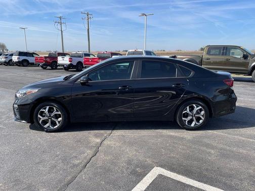 Aurora Black Pearl 2021 Kia Forte LXS