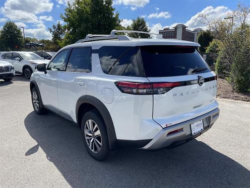 2025 Nissan Pathfinder SL 4WD