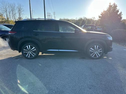 2025 Nissan Pathfinder Platinum 4WD