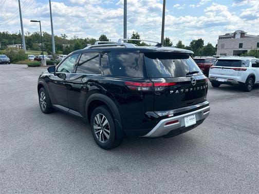 2025 Nissan Pathfinder SL FWD