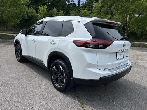 Everest White Pearl 2024 Nissan Rogue SV