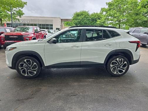 Summit White 2025 Chevrolet Trax FWD 2RS