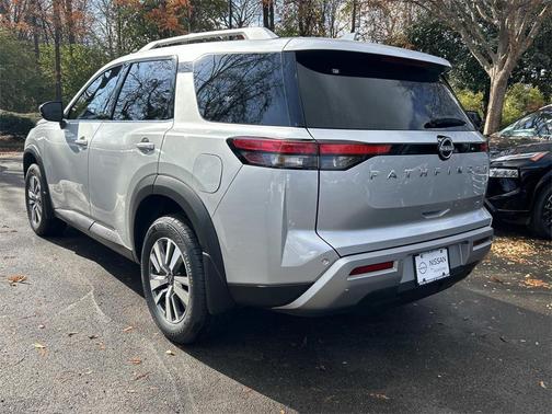 2025 Nissan Pathfinder SL FWD