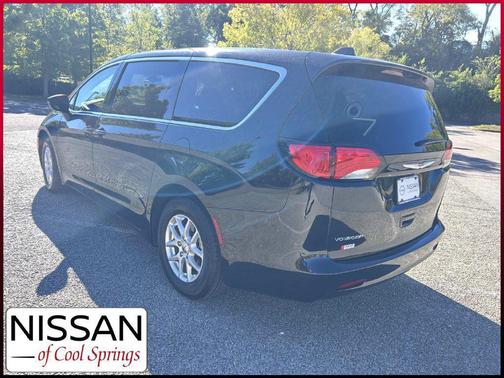 Brilliant Black Crystal Pearlcoat 2023 Chrysler Voyager LX