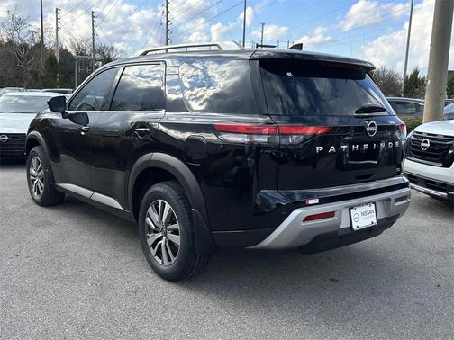 2025 Nissan Pathfinder SL FWD