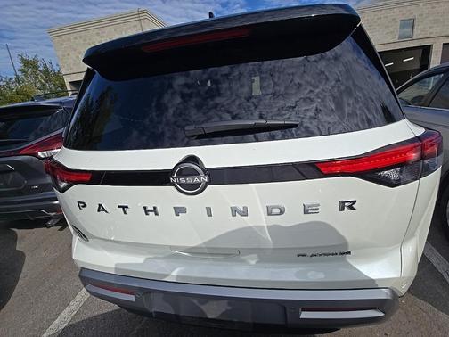 2023 Nissan Pathfinder Platinum FWD