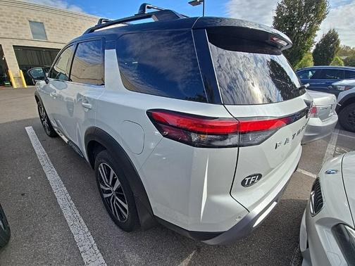 2023 Nissan Pathfinder Platinum FWD