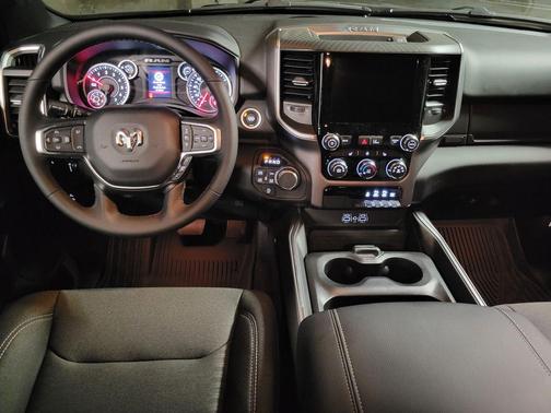 Diamond Black Crystal Pearlcoat 2026 RAM 1500 Big Horn/Lone Star