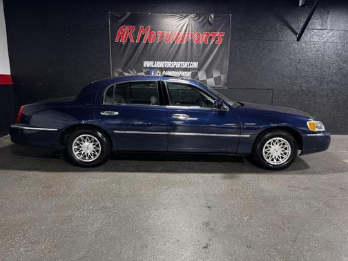 BLUE 2002 Lincoln Town Car Signature