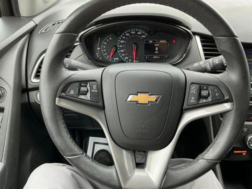 Silver Ice Metallic 2022 Chevrolet Trax LT