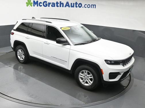 Bright White Clearcoat 2023 Jeep Grand Cherokee Laredo