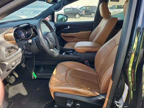 Brilliant Black Crystal Pearlcoat 2023 Chrysler Pacifica L