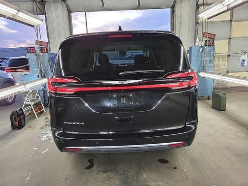 Diamond Black Crystal Pearlcoat 2024 Chrysler Pacifica Touring L