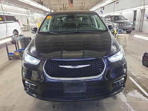 Diamond Black Crystal Pearlcoat 2024 Chrysler Pacifica Touring L