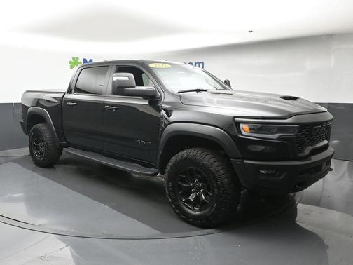 Diamond Black Crystal Pearlcoat 2025 RAM 1500 RHO Crew Cab 4x4 5'7' Box