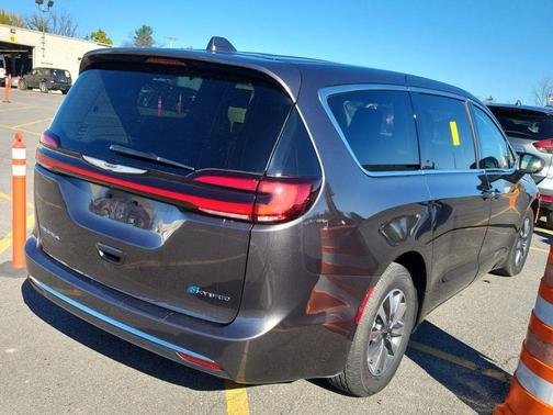 2022 Chrysler Pacifica Hybrid Touring L