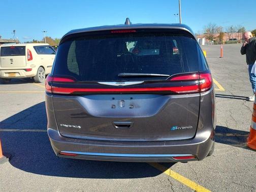 2022 Chrysler Pacifica Hybrid Touring L