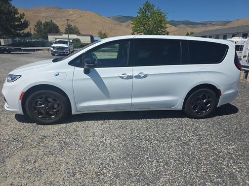 Bright White Clearcoat 2023 Chrysler Pacifica Hybrid Limited