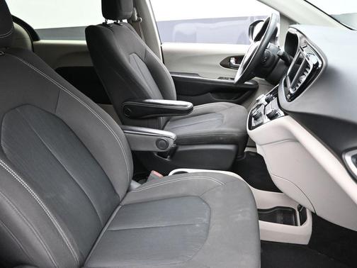 2020 Chrysler Voyager LX