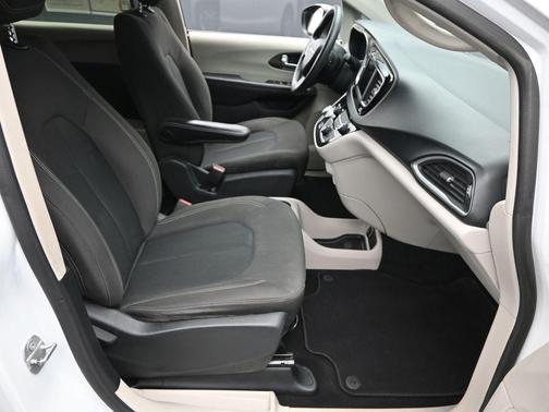 2020 Chrysler Voyager LX