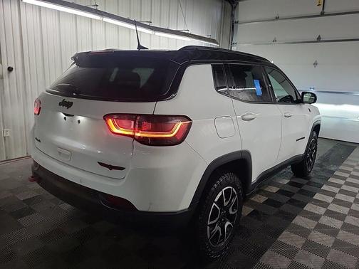 Bright White Clearcoat 2025 Jeep Compass Trailhawk