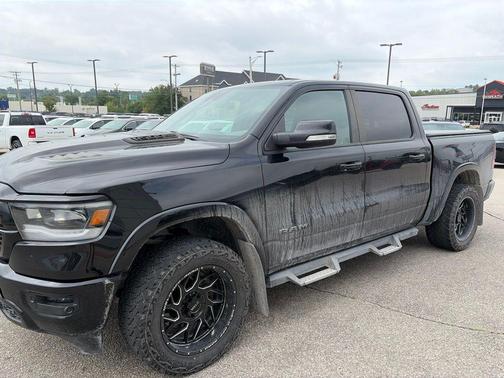 Diamond Black Crystal Pearlcoat 2019 RAM 1500 Laramie