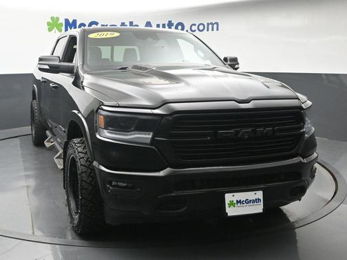 Diamond Black Crystal Pearlcoat 2019 RAM 1500 Laramie