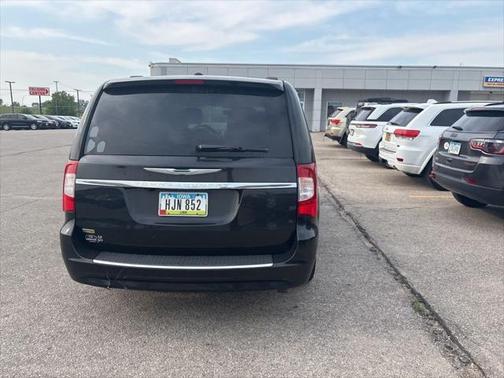 2016 Chrysler Town & Country Touring