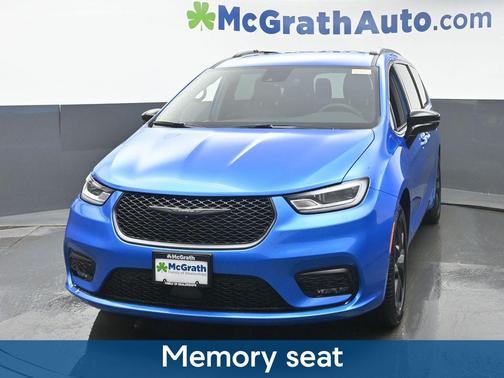 Hydro Blue Pearlcoat 2026 Chrysler Pacifica L