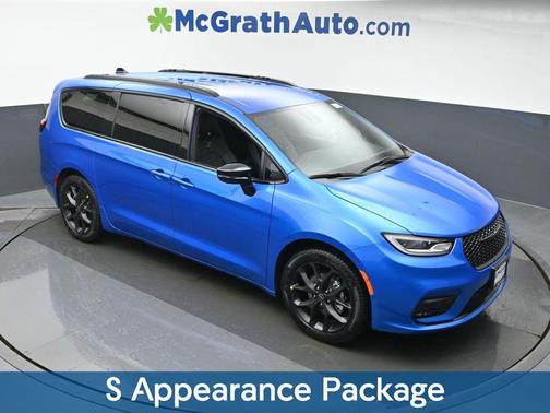 Hydro Blue Pearlcoat 2026 Chrysler Pacifica L
