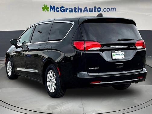 Brilliant Black Crystal Pearlcoat 2023 Chrysler Voyager LX