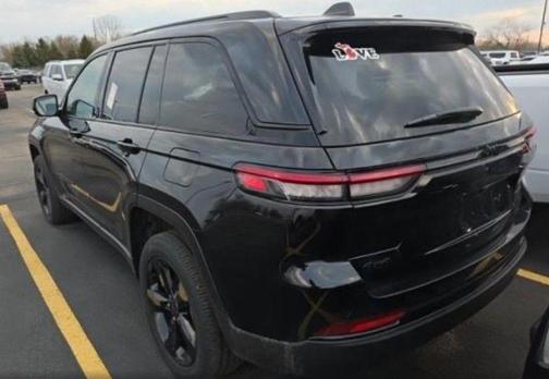 Diamond Black Crystal Pearlcoat 2023 Jeep Grand Cherokee Altitude