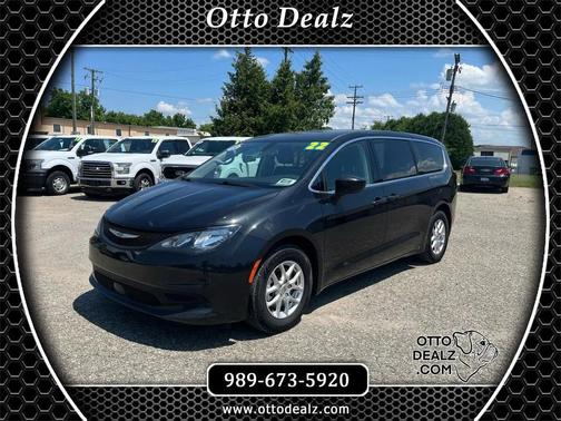 Brilliant Black Crystal Pearlcoat 2022 Chrysler Voyager LX